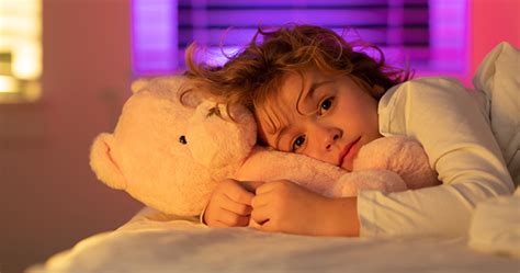 Prečo sa dieťa v noci často budí? Pochopenie príčin a riešení